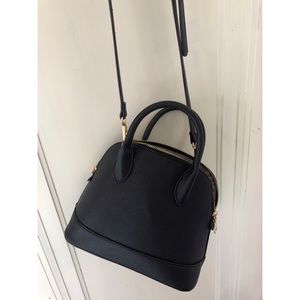 Black dome crossbody purse w/ detachable strap